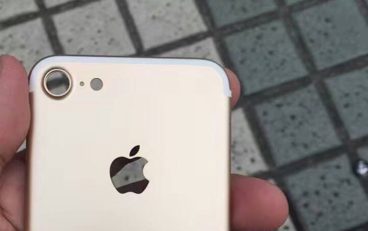 大型化したカメラとすっきりしたアンテナラインが確認できる Iphone 7 史上最高のリーク写真が公開される ソフトアンテナブログ